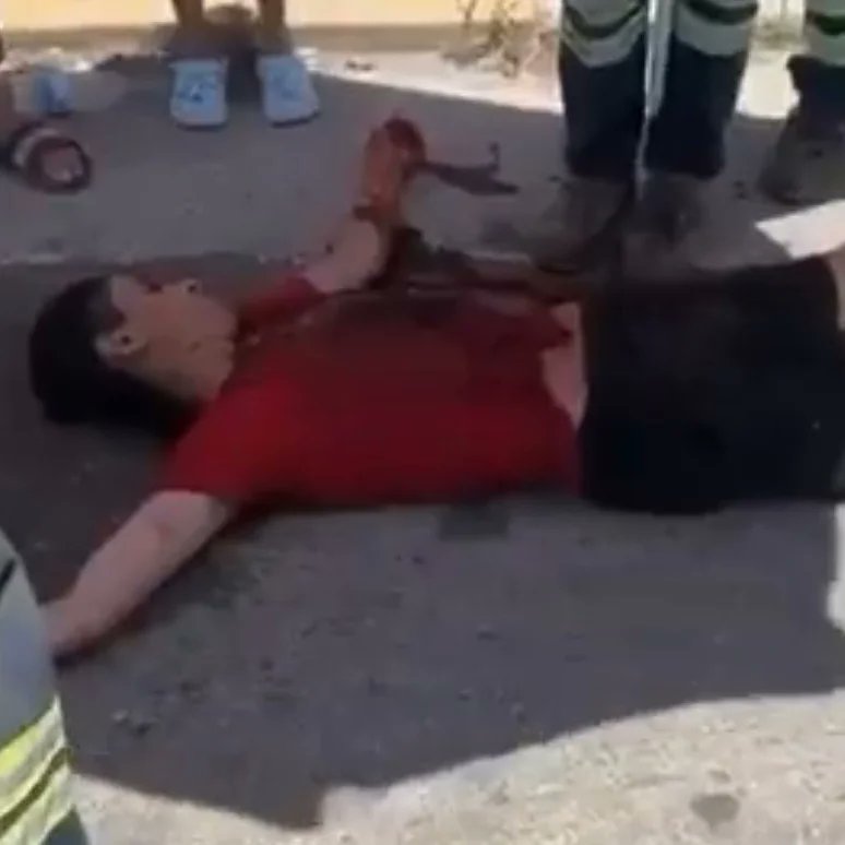 LaboransS's tweet image. Aylan Kurdi, Ahmet el Naif ve katledilen binlerce göçmen. 

Dünyanın göçmenler için toplu mezar olmasına izin vermeyeceğiz!