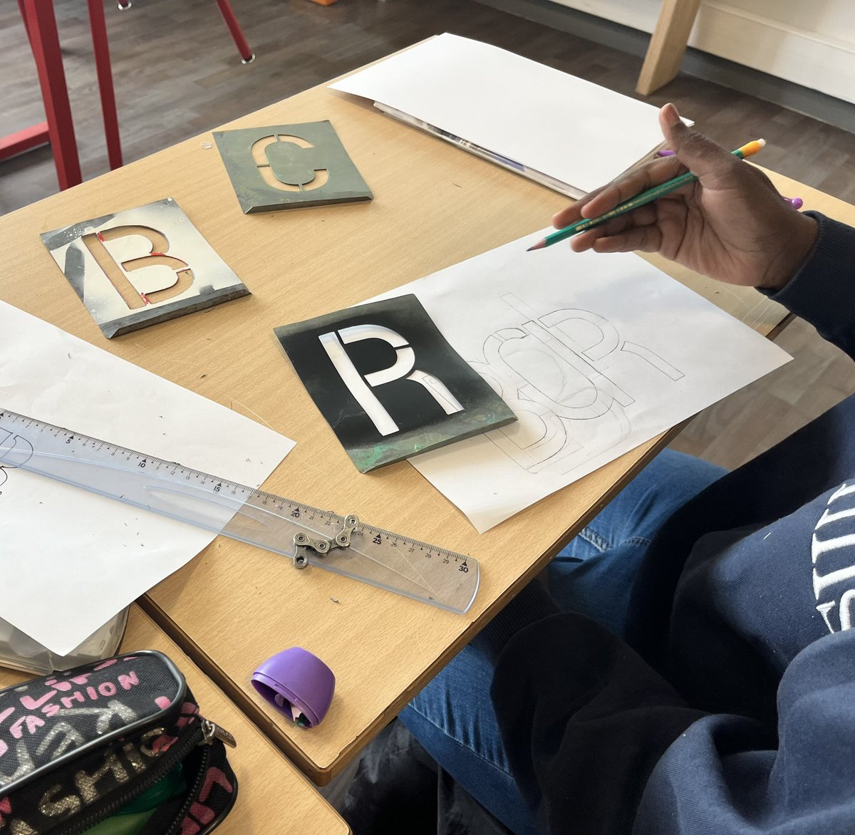 CCambLec's tweet photo. Construction d’une boîte à livres Bois - Métal pour le jardin de la Friche du Vaudoy de la ville de BCR👏🤩.. Fière de nos élèves ! https://t.co/86ODJcylVU
