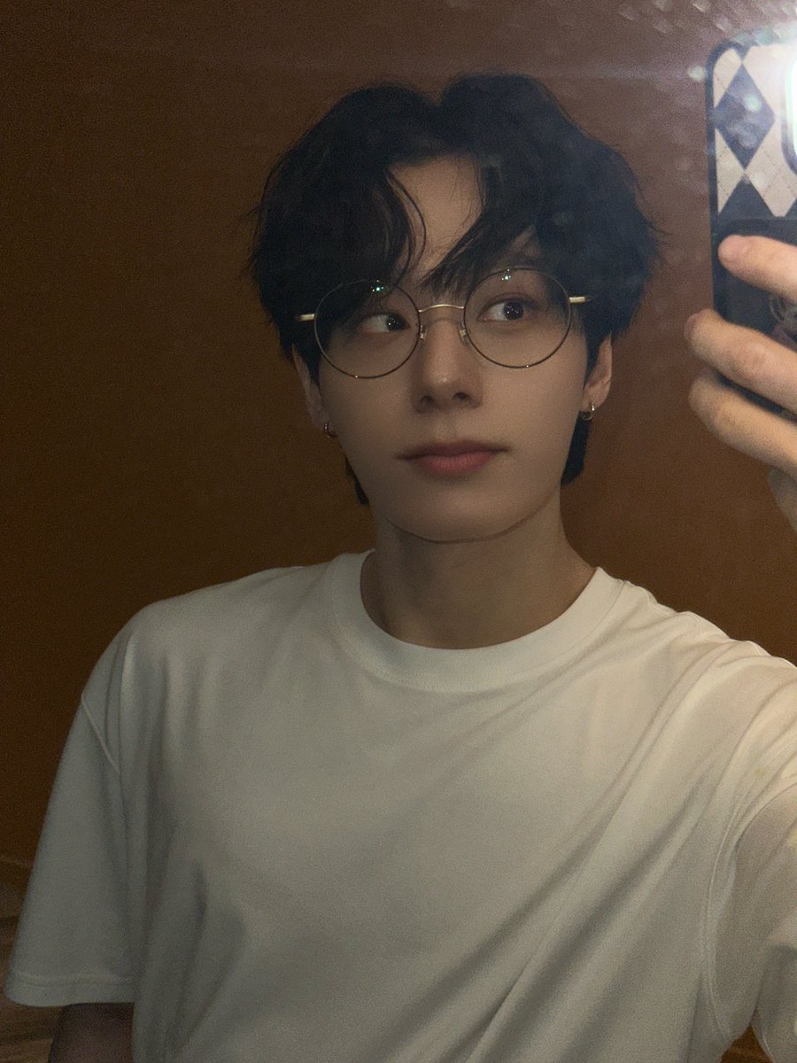 official_ONEUS's tweet photo. [#환웅]
생각난 김에 웅미러🤓 https://t.co/Ron0PYVVLM