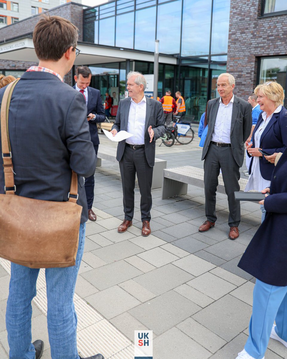 UKSH_KI_HL's tweet photo. Die @SPDSH hat sich heute bei uns am Campus Kiel unter anderem über die Situation der Geburtshilfe und der Fachkräfte in Schleswig-Holstein informiert. Prof. Jens Scholz, CEO des #UKSH, führte die Gäste durchs Klinikum. Danke für den Besuch! https://t.co/hIRItpW0iG