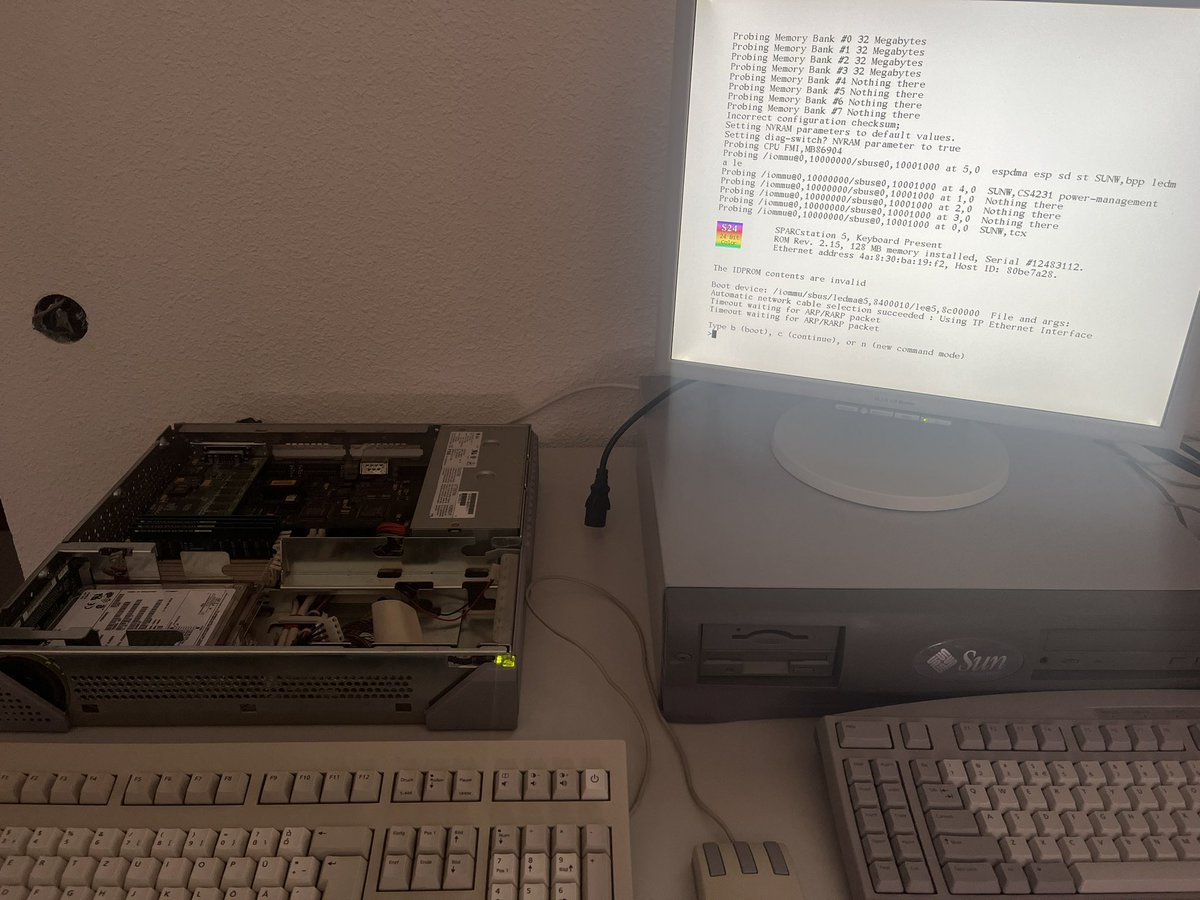Iggi76123640's tweet image. Dirty move! Removing OBP passwd requires to lift the NVRAM while running at the pwd prompt. ✅ #sun #SPARCstation 5 with S24 running #openstep MACH 4.2 SPARC. Probably the best #NeXT at that time.