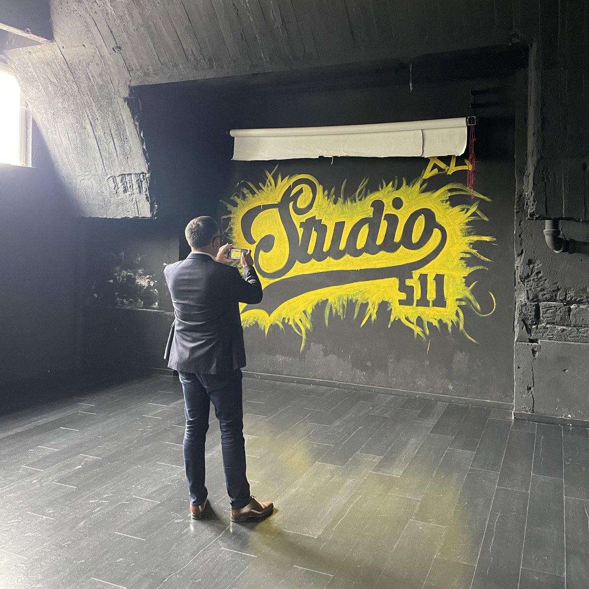 « Nous sommes des passeurs de lumière » <a href="/TaggaeIsmaeL/">Taggae IsmaeL</a> 💡

Visite du #Studio511 cet après-midi. Mixité sociale et culturelle, acceptation de soi et rigueur, un lieu d’art qui ne s’y restreint pas. 

#xavieralbertini2024 #circo5101