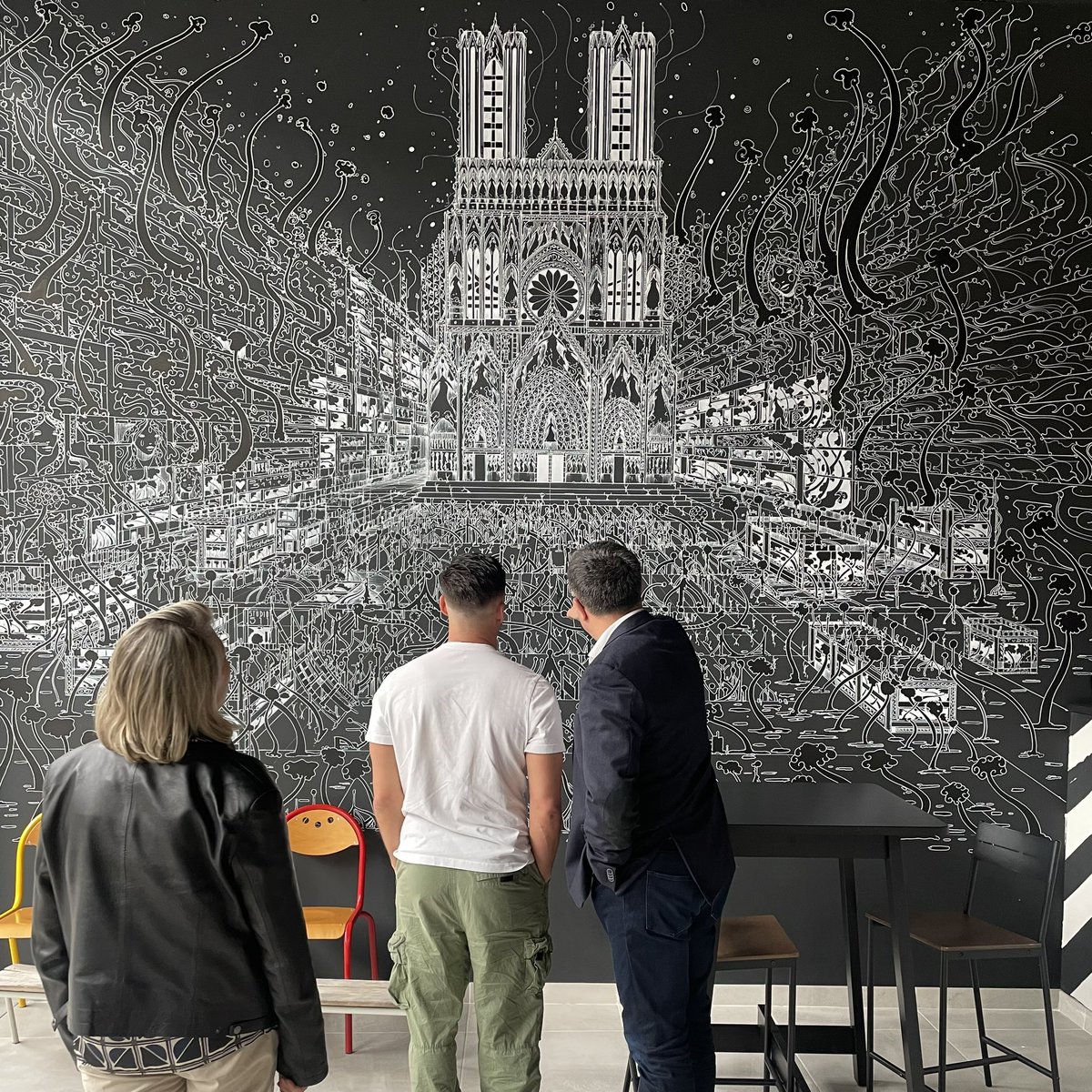 xavieralbertini's tweet photo. « Nous sommes des passeurs de lumière » @TaggaeIsmaeL 💡
Visite du #Studio511 cet après-midi. Mixité sociale et culturelle, acceptation de soi et rigueur, un lieu d’art qui ne s’y restreint pas.
#xavieralbertini2024 #circo5101 https://t.co/T0B514YrI8