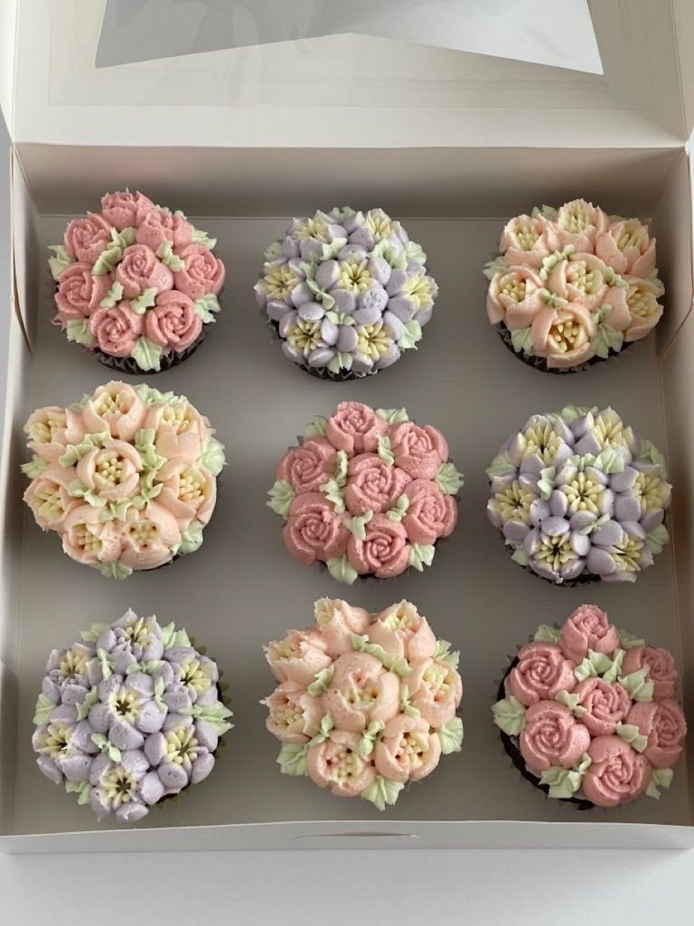 dearlybeloves's tweet image. flower cupcakes &amp;lt;3