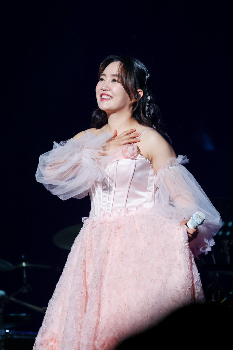 Rucky0429's tweet photo. 240703 소극장 콘서트 [潤夏] : 빛나는 여름

@younhaholic

#윤하 #Younha #ユンナ 
#혜성은_지지_않는다 #우천여신 
#EndTheory #EndTheoryFinalEdition 
#윤하데뷔20주년 #YOUNHA20thDebutAnniversary https://t.co/tNTVJ04Rci