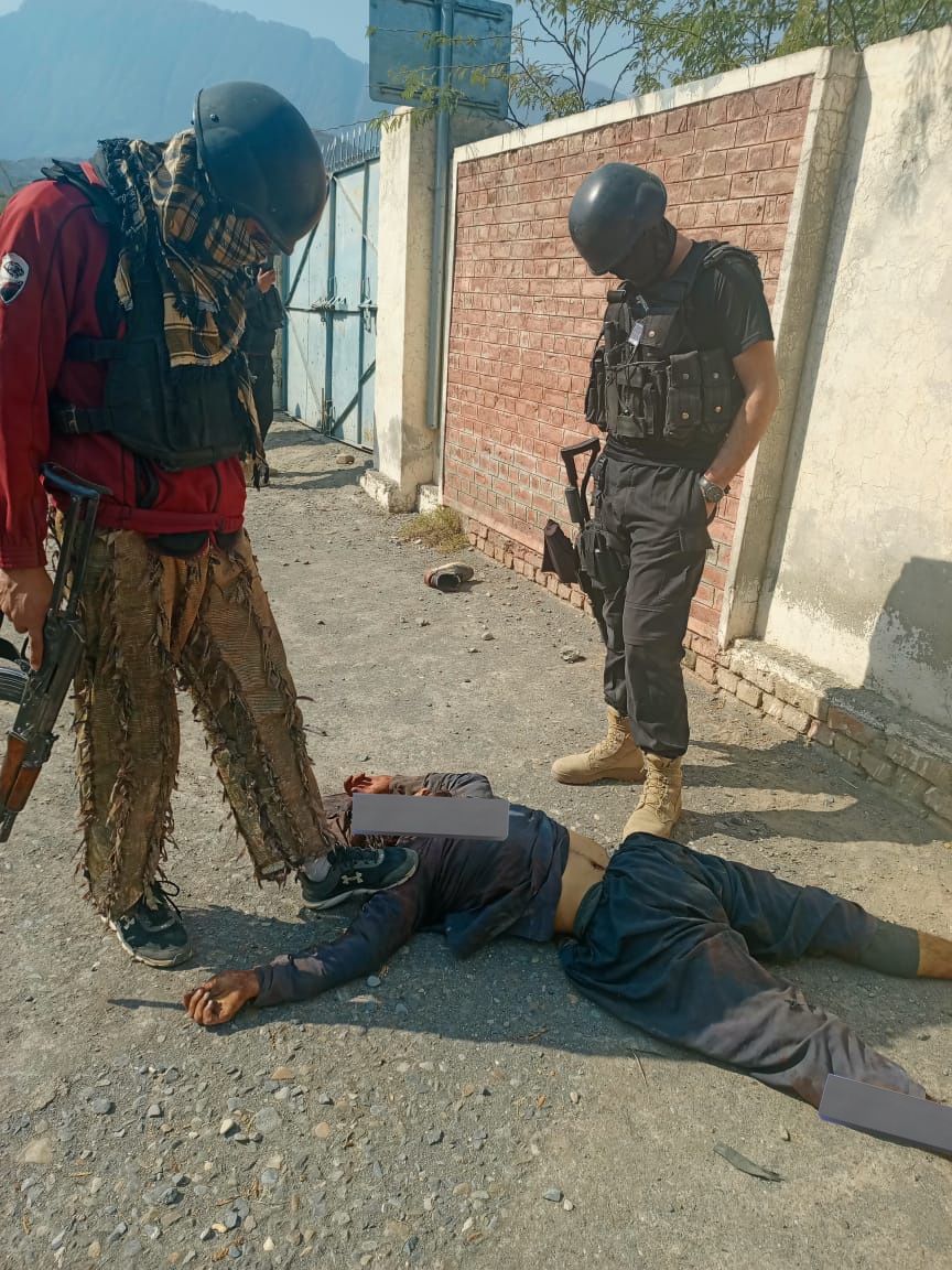 LoverForces's tweet image. 128 دہشت گردوں کو جہنم واصل کیا گیا۔

سیکورٹی فورسز نے سرحد کے اندر اور باہر دہشت گردوں کے خلاف کامیابی سے آپریشن کیا، ان میں سے 128 کو جہنم واصل کیا۔

مارے گئے دہشت گردوں میں اعلیٰ کمانڈر بھی شامل ہیں۔ سب سے زیادہ ڈی آئی خان، شمال مغربی اور پشین سے تھے۔