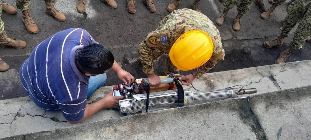 NoticiasRSV's tweet photo. #ContraelDengue || Comandos de Ingenieros de la @FUERZARMADASV se unen a la guerra contra el dengue en el municipio de La Libertad Oeste, apoyando en la fumigación de diferentes comunidades. https://t.co/YdaftB5ITQ