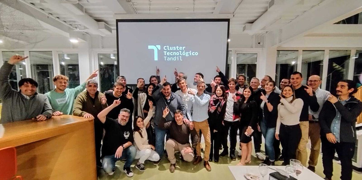 🎉 ¡Felicitaciones al nuevo Cluster Tecnológico Tandil! 🎉
Nos enorgullece compartir que Intermedia IT estuvo presente en el evento de presentación del nuevo nombre y logo del anteriormente conocido como Cepit Tandil, ahora Cluster Tecnológico Tandil.