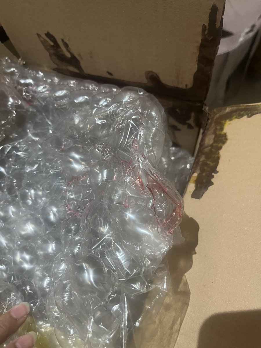 re1ma1's tweet photo. @noon اليوم وصلتني طلبيتي من ضمنها شور جل ،، وصلني مفتوح و أتكب جوا الكرتون https://t.co/S4I1Ul2R3w
