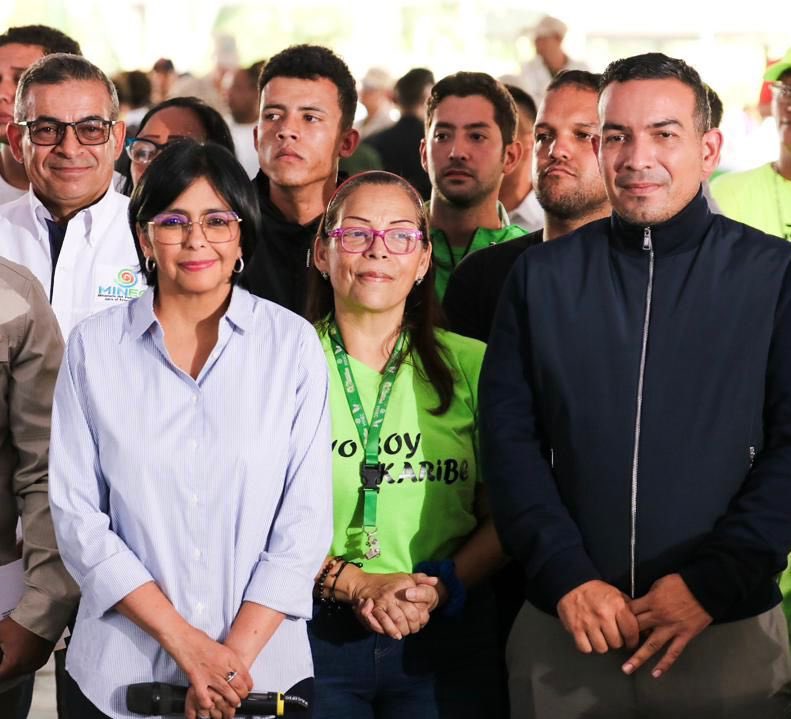 Enviamos un abrazo fraterno y solidario a nuestra Vicepresidenta <a href="/delcyrodriguezv/">Delcy Rodríguez</a> , quien resultó lesionada tras su incansable labor junto al pueblo de #cumanacoa afectado por el paso del #huracán #Beryl. Deseamos las mejores energías para su pronta recuperación.

<a href="/NicolasMaduro/">Nicolás Maduro</a>