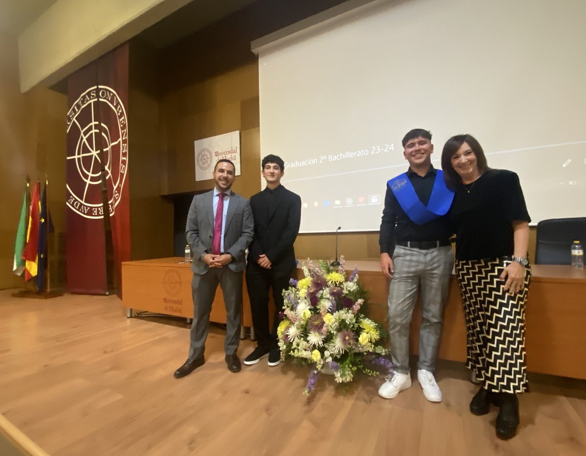 ieslaorden's tweet photo. Despedimos el curso 2023-24 con un reconocimiento a Rafa Brunt y Pablo Pérez. Ambos han conseguido la mención honorífica de matrícula de honor en 2º de bachillerato. https://t.co/9L0SBPtlZD