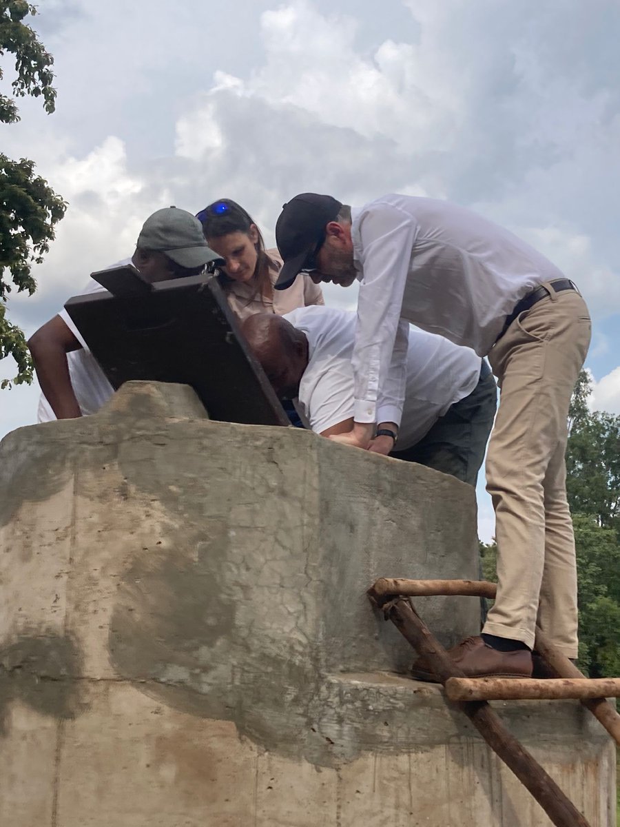 AmbafranceET's tweet photo. Ambassador @RemiMarechaux visited the #Interaide, @afd_en and local partners water project in Offa woreda and witnessed the signature of a new MoU to expand it for 5 more years in partnership with the Southern #Ethiopia region https://t.co/lbyFIcUphU