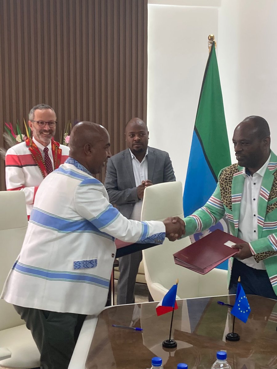 AmbafranceET's tweet photo. Ambassador @RemiMarechaux visited the #Interaide, @afd_en and local partners water project in Offa woreda and witnessed the signature of a new MoU to expand it for 5 more years in partnership with the Southern #Ethiopia region https://t.co/lbyFIcUphU