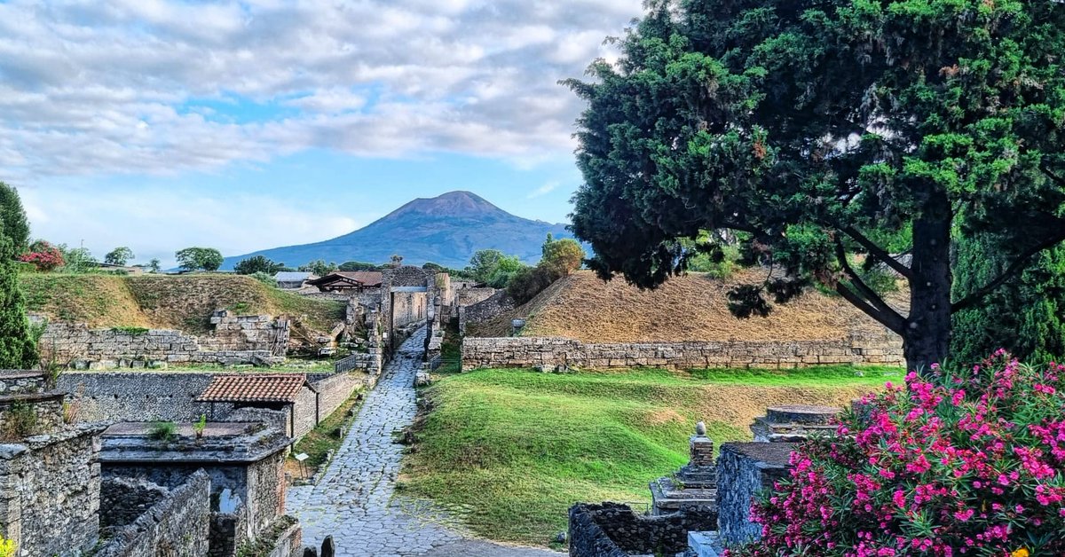 PRAEDIAproject (@praediaproject) on Twitter photo Questa è la nostra veduta preferita della città: la necropoli con le tombe monumentali e la porta che immette su via di Nocera. Proprio su questa strada si affacciano i due ingressi del Complesso dei Riti Magici. 
In lontananza, non richiede una presentazione... Il Vesuvio. Questa è la nostra veduta preferita della città: la necropoli con le tombe monumentali e la porta che immette su via di Nocera. Proprio su questa strada si affacciano i due ingressi del Complesso dei Riti Magici. 
In lontananza, non richiede una presentazione... Il Vesuvio.