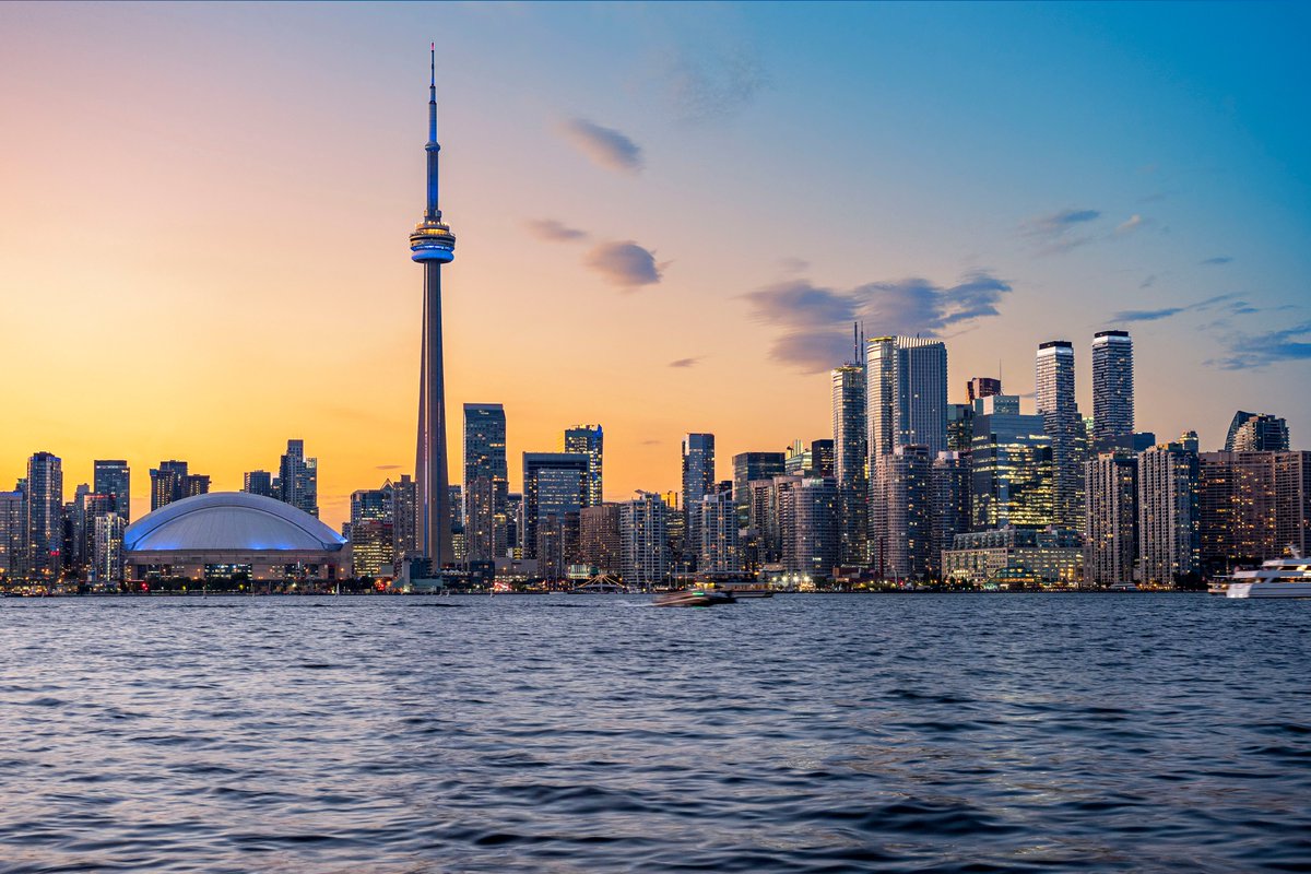 AuCanada's tweet photo. Du 3 au 14 juillet, assistez à des pièces de théâtre du #TorontoFringeFestival présentées par des artistes #canadiens. Avec plus de 70 pièces différentes sur 16 sites à #Toronto, quelle est la pièce que vous attendez avec le plus d’impatience cette année? 🎭 https://t.co/jceOlFltUp