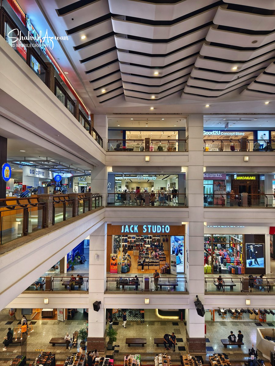 grumpywhites's tweet image. "Life is a series of floors; it's up to you to choose the view from the top." 

Location: Berjaya Times Square, Kuala Lumpur

#VivoX100Pro
#mobilegraphy
#mobilephotography