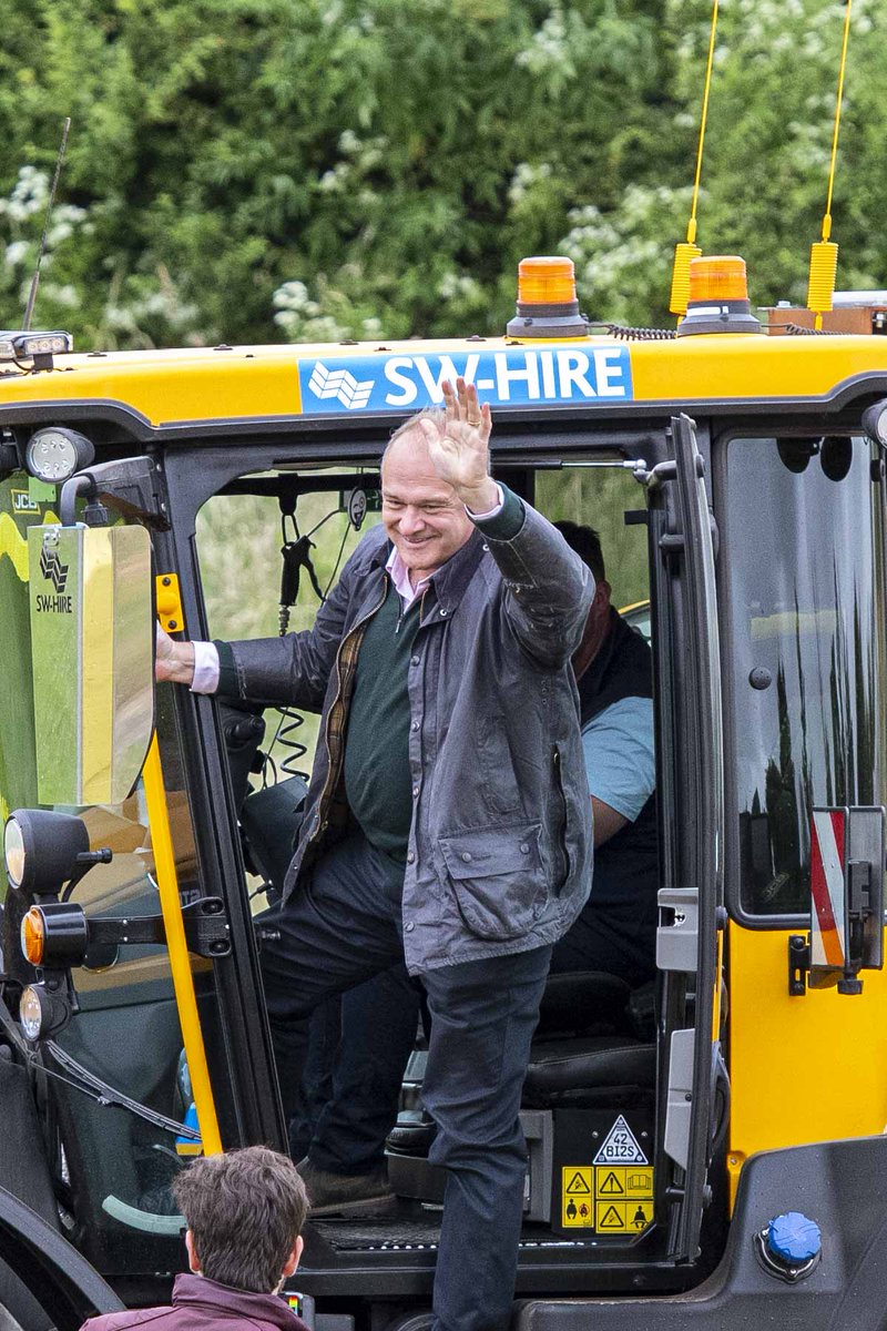 SWHire's tweet photo. No matter your political persuasion, we'll hire to you🌾

Sir Ed Davey from the Liberal Democrat Party getting hands-on with our Fastrac 4220 iCON and 542-70 telehandler🚜

@JCBmachines @LibDems 
 #Farming #TractorHire #TelehandlerHire https://t.co/DHK6mNp1i7