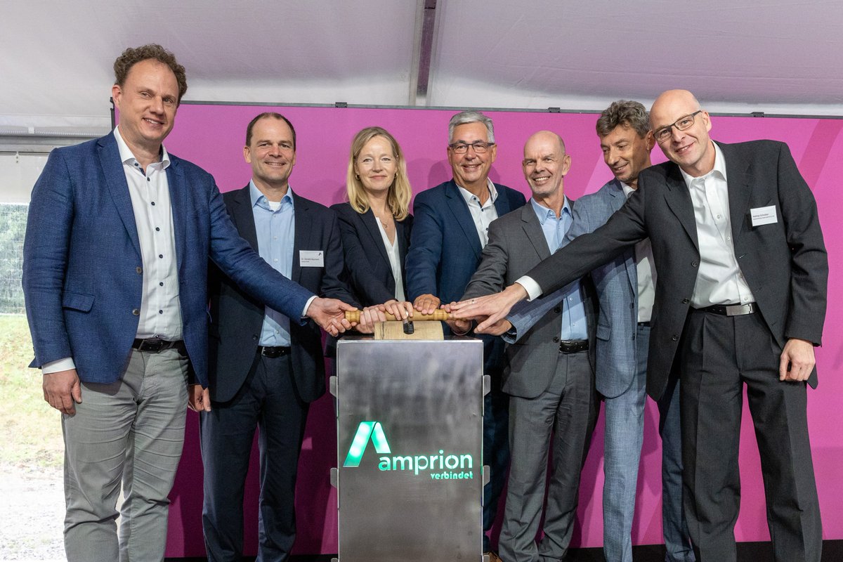 Amprion's tweet image. Für ein noch stabileres #Stromnetz im Süden: In Hoheneck haben wir mit @thekla_walker @UmweltBW einen neuen rotierenden #Phasenschieber von @Siemens_Energy in Betrieb genommen. Er dämpft Schwankungen in der Spannung &amp;amp; Netzfrequenz. Mehr: amprion.net/Presse/Presse-…