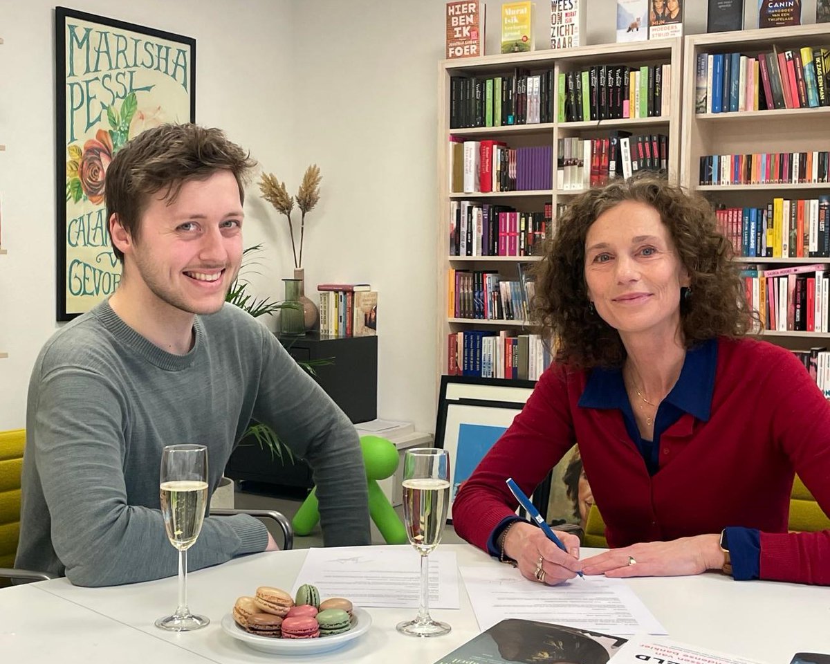 'Zeg.... ben je eigenlijk nog met een boek bezig?'

Jazeker! De vrolijke contract-teken-foto met <a href="/thijsjoores/">Thijs Joores</a> van <a href="/amboanthos/">Ambo Anthos</a> dateert alweer van februari. ⬇️

(Ik was zo druk met schrijven dat het besef om dit goede nieuws van de daken te schreeuwen nog niet was opgekomen...)