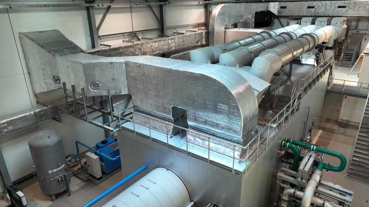 Amprion's tweet image. Für ein noch stabileres #Stromnetz im Süden: In Hoheneck haben wir mit @thekla_walker @UmweltBW einen neuen rotierenden #Phasenschieber von @Siemens_Energy in Betrieb genommen. Er dämpft Schwankungen in der Spannung &amp;amp; Netzfrequenz. Mehr: amprion.net/Presse/Presse-…