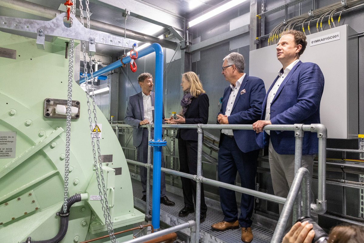 Amprion's tweet image. Für ein noch stabileres #Stromnetz im Süden: In Hoheneck haben wir mit @thekla_walker @UmweltBW einen neuen rotierenden #Phasenschieber von @Siemens_Energy in Betrieb genommen. Er dämpft Schwankungen in der Spannung &amp;amp; Netzfrequenz. Mehr: amprion.net/Presse/Presse-…