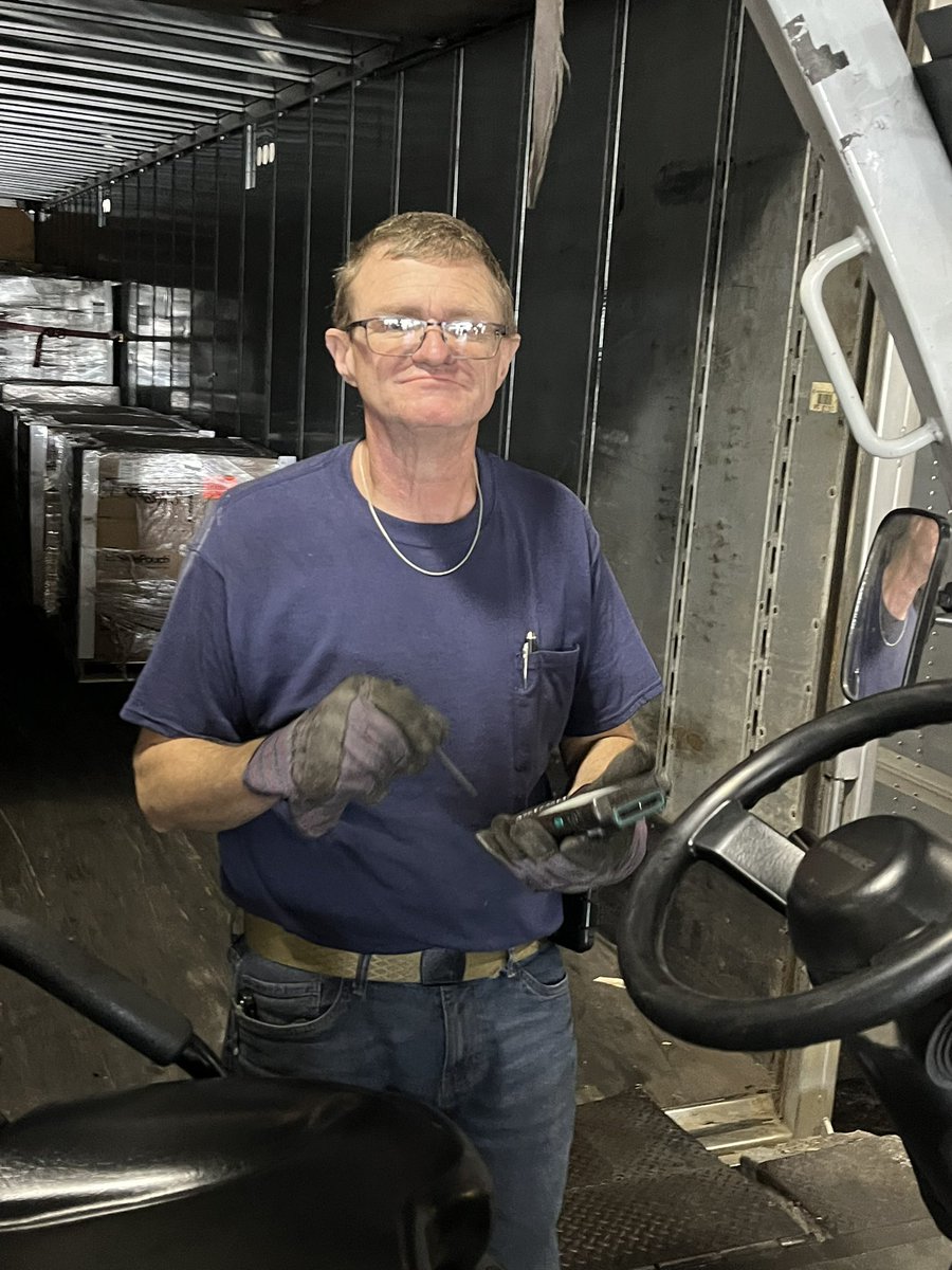 Teamsters294's tweet photo. Business Stan Koniszewsk stopped by to visit with TForce Freight Teamsters this morning and walk the docks. Thanks for all your hard work on the job! @Quacky294 @KoniszewskiStan @TeamsterHughes @Teamsters #TForceFreight #FreightTeamsters https://t.co/4AyaqvvB49