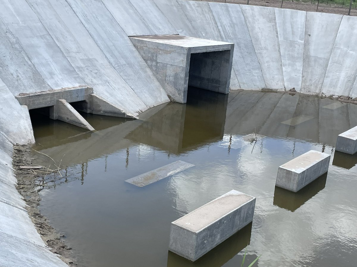 hcdd_1's tweet image. Our HCDD1 crews are doing their best to keep our drainage systems clean and ready for upcoming rain events! 👷🏼👷🏼‍♂️👷🏻

You can help keep our drainage ditches clean by calling 1-800-381-1051 to report Illegal Dumping 🚯