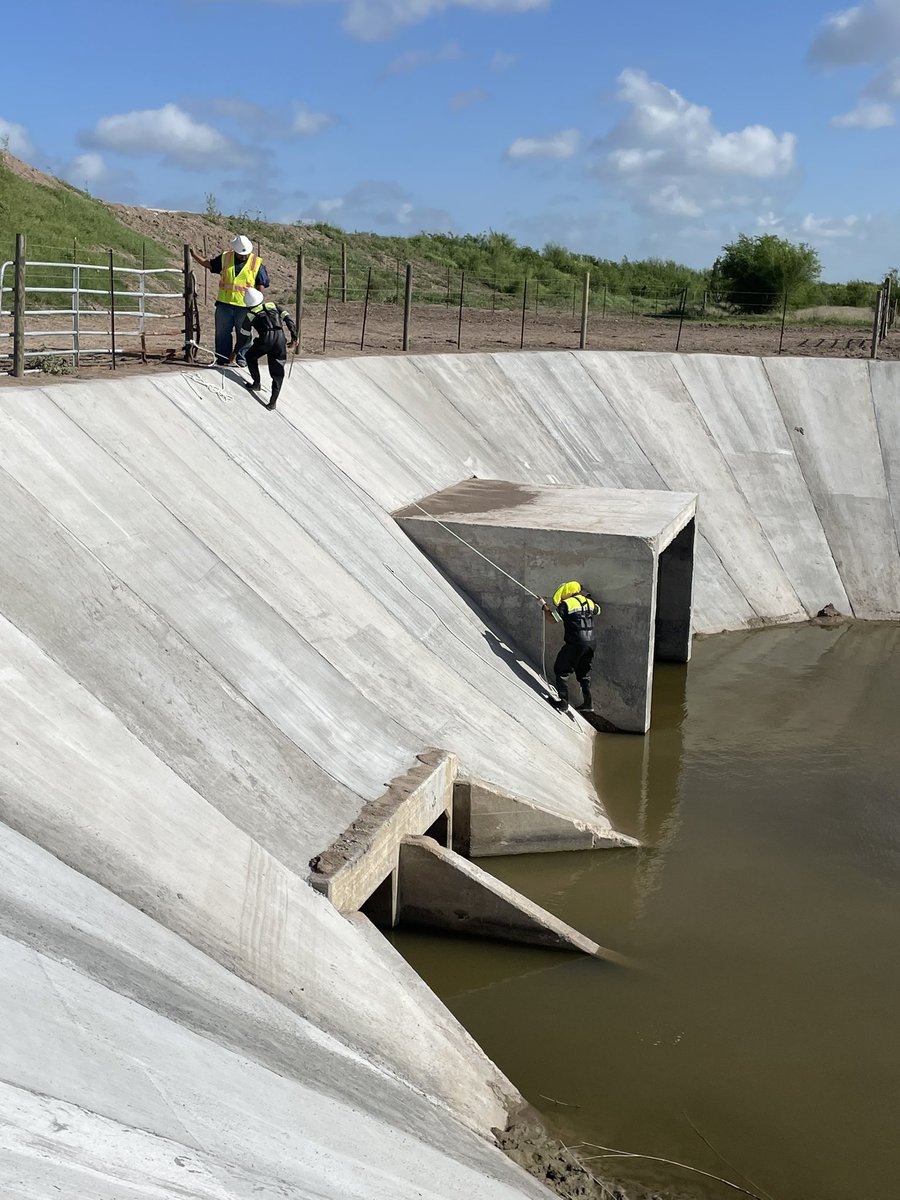 hcdd_1's tweet image. Our HCDD1 crews are doing their best to keep our drainage systems clean and ready for upcoming rain events! 👷🏼👷🏼‍♂️👷🏻

You can help keep our drainage ditches clean by calling 1-800-381-1051 to report Illegal Dumping 🚯
