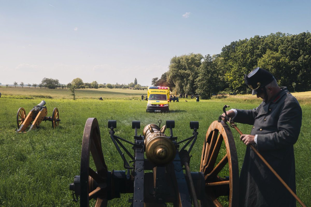 A krev tekla úvozem až do Rozběřic… 

Bitva u <a href="/hkcity/">Hradec Králové City</a> se odehrála 3. července 1866 severozápadně od městské pevnosti. Ztráty na životech byly obrovské, možnosti léčby zraněných vojáků oproti současnosti minimální. #zachranujemevasezivoty 

📷 <a href="/ChalabalaJar/">Jaromír Chalabala</a> <a href="/zzskhk/">ZZS KHK</a>