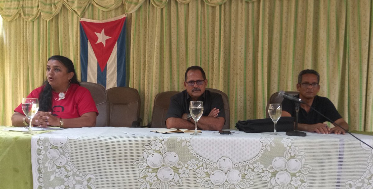 Intercambio del Director General de <a href="/dpestgo/">DGE Santiago de Cuba</a> <a href="/RaulSamon/">Raúl Samón Soto</a> con los Directores de centros del municipio #TercerFrente en el marco del Seminario de Preparación del curso 2024-25 <a href="/CubaMined/">MINED</a>