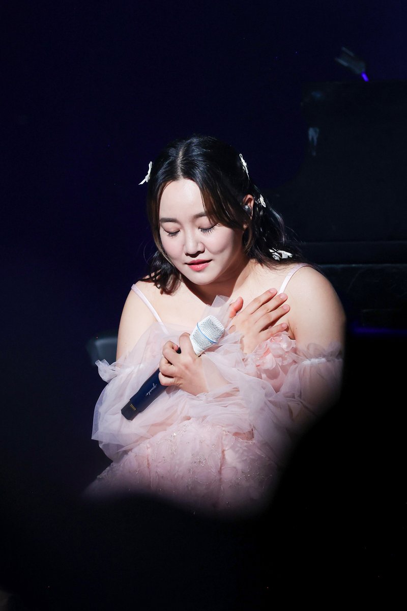 Rucky0429's tweet photo. 240703 소극장 콘서트 [潤夏] : 빛나는 여름

@younhaholic

#윤하 #Younha #ユンナ 
#혜성은_지지_않는다 #우천여신 
#EndTheory #EndTheoryFinalEdition 
#윤하데뷔20주년 #YOUNHA20thDebutAnniversary https://t.co/uDxzZvUD72