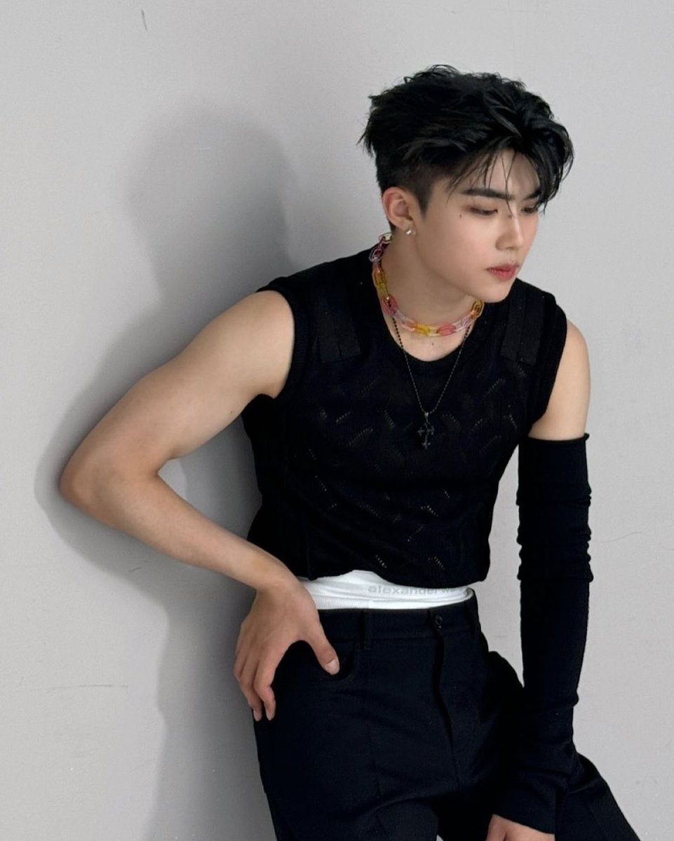 이 사진 너무 sexy하네요...
박박밀린옆머리뒷머리에 깐머에 검정민소매라니 ㅠㅠ 근본없는 젤리목걸이도 개좋음