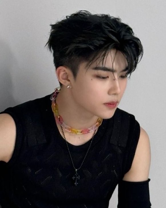 눈 내리깐 이 무서운 얼굴이 정말 좋음 나는