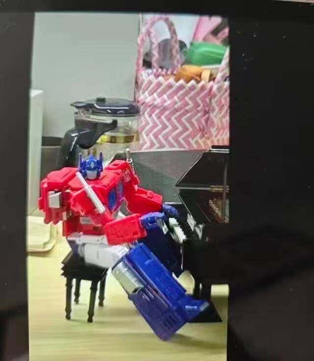 TFShowUK's tweet image. From the TFW2005 boards is what may be our first look at the upcoming, highly-anticipated Studio Series 86 Commander Optimus Prime!
Play it again, Sam! #Transformers