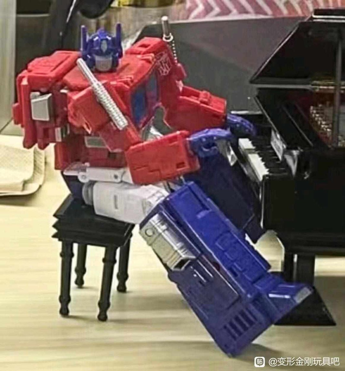 TFShowUK's tweet image. From the TFW2005 boards is what may be our first look at the upcoming, highly-anticipated Studio Series 86 Commander Optimus Prime!
Play it again, Sam! #Transformers