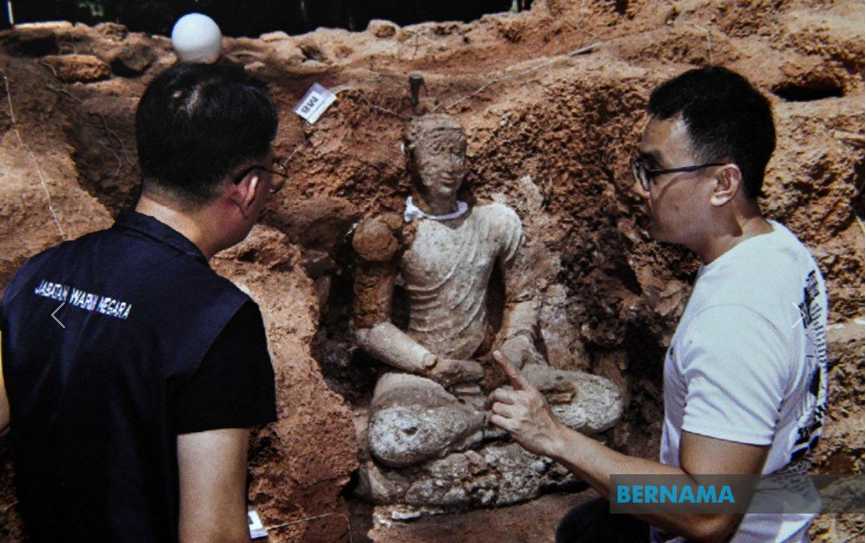thecosmicpoet's tweet photo. Discovered Buddha statue in a meditative position inside the 1,200 years old Buddhist temple in Bukit Choras, Yan, Kedah (Malaysia). The relics in Kedah are believed to originate from the 7th or 8th AD, compared with the 9th century Borobudur and the early 12th CE Angkor Wat. https://t.co/VoZvJsCOAK