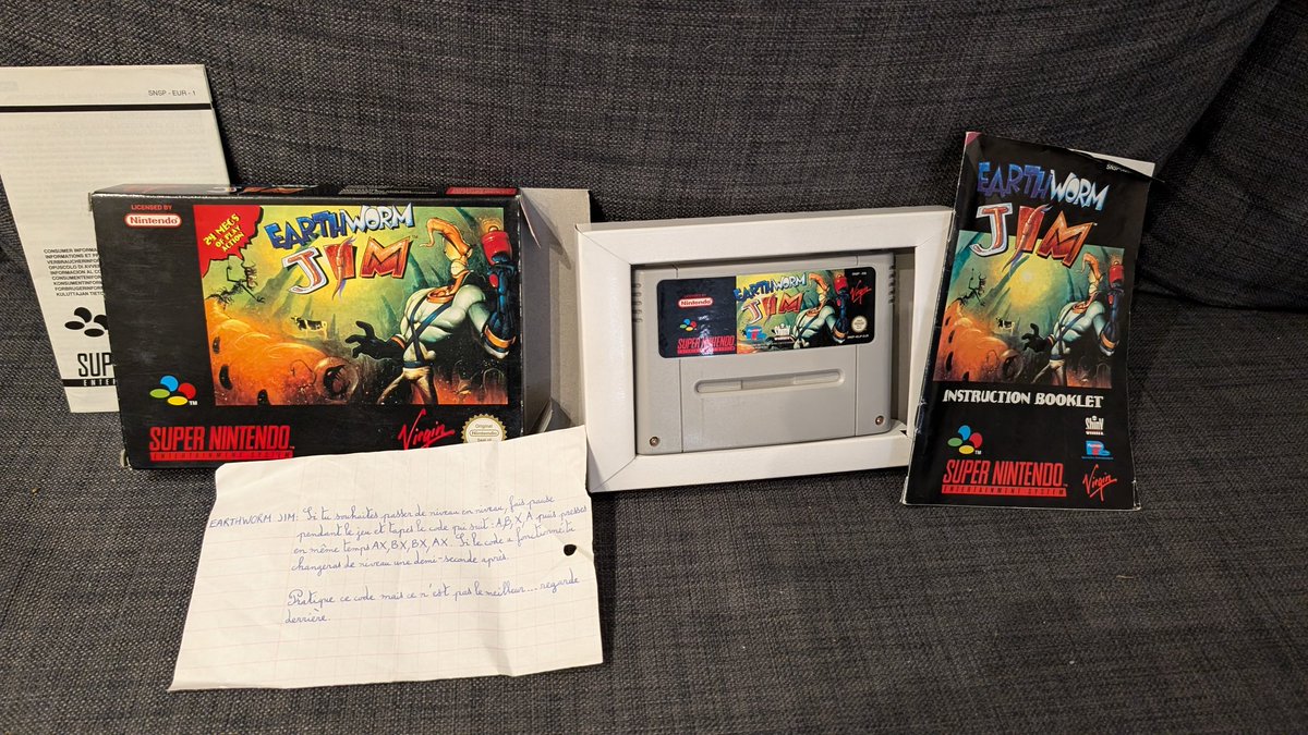 ben_jinator's tweet image. Ahhhhh que de souvenir avec cet #EarthWormJim

#RETROGAMING 

Ici dans sa version #Snes et avec le petit cheat-code bien sympa 😎

Ces boîtes sentent bon l'enfance 😁

Bonne fin de journée les amis.

Groovy!!!

Stay Yourself 🤘
