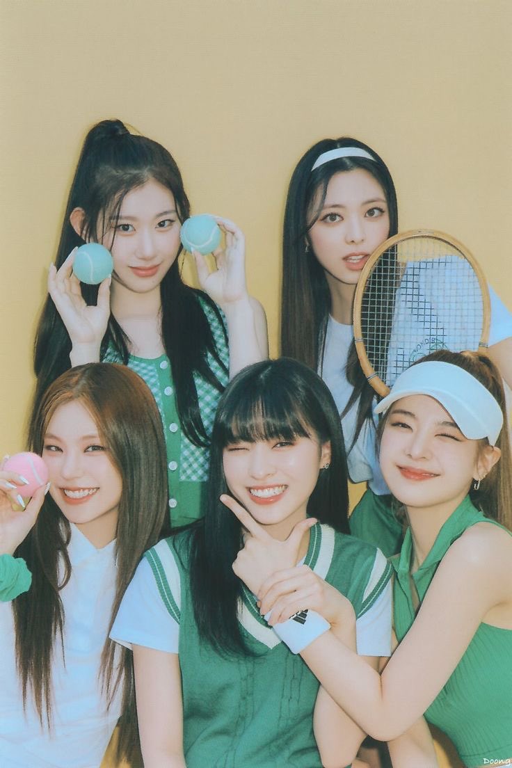 NMIXXupdates's tweet photo. Highest Billboard World Albums Debuts by K-Pop girl groups in 2024:

#1. ‘NA’
#1. ‘WITH YOU-th’
#2. ‘BORN TO BE’
#2. NMIXX’s ‘Fe3O4: BREAK’
#4. ‘Armageddon’
#4. [2]
#4. ‘EASY’
#7. ‘dall’ 
#10. ‘Super Real Me’

#NMIXX #엔믹스 @NMIXX_official #Fe304_BREAK https://t.co/SyKVXRP60u