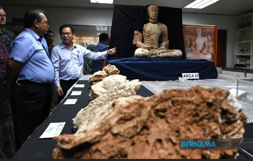thecosmicpoet's tweet photo. Discovered Buddha statue in a meditative position inside the 1,200 years old Buddhist temple in Bukit Choras, Yan, Kedah (Malaysia). The relics in Kedah are believed to originate from the 7th or 8th AD, compared with the 9th century Borobudur and the early 12th CE Angkor Wat. https://t.co/VoZvJsCOAK