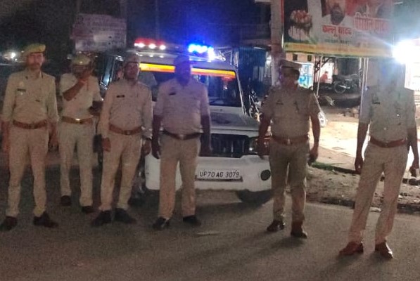 kanpurdehatpol's tweet photo. #Kanpurdehatpolice पुलिस अधीक्षक @bbgtsmurthyips के निर्देशन में व ASP के मार्गदर्शन में जनपद में शांति एवं कानून व्यवस्था बनाये रखने हेतु थाना गजनेर पुलिस द्वारा अपने क्षेत्र में पैदल गस्त कर आम-जनमानस को सुरक्षा का भरोसा दिलाया गया। #FootPatrolling https://t.co/dBfRNEmVXO