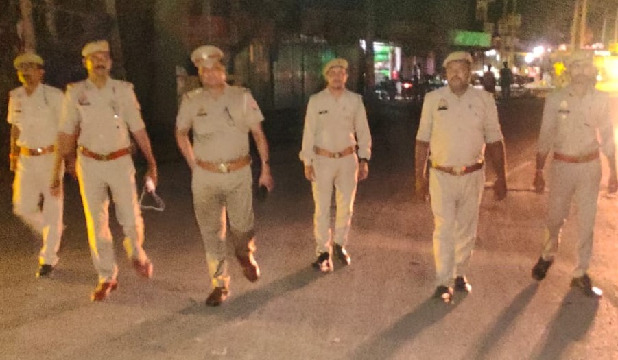 kanpurdehatpol's tweet photo. #Kanpurdehatpolice पुलिस अधीक्षक @bbgtsmurthyips के निर्देशन में व ASP के मार्गदर्शन में जनपद में शांति एवं कानून व्यवस्था बनाये रखने हेतु थाना गजनेर पुलिस द्वारा अपने क्षेत्र में पैदल गस्त कर आम-जनमानस को सुरक्षा का भरोसा दिलाया गया। #FootPatrolling https://t.co/dBfRNEmVXO