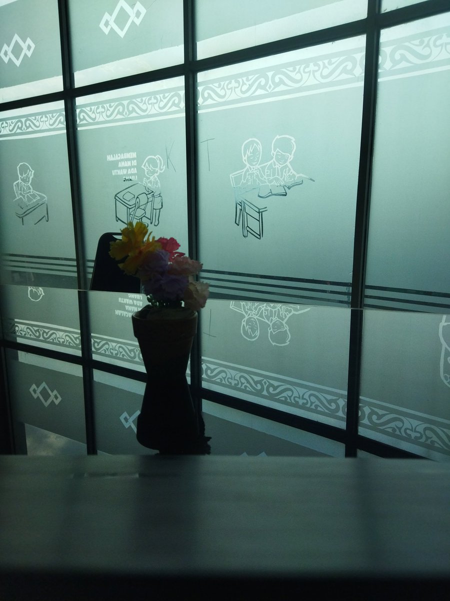 Siapa yang sok sokan kerja lembur tapi ujung-ujungnya malah nyakitin diri sendiri? Saya Saya Saya