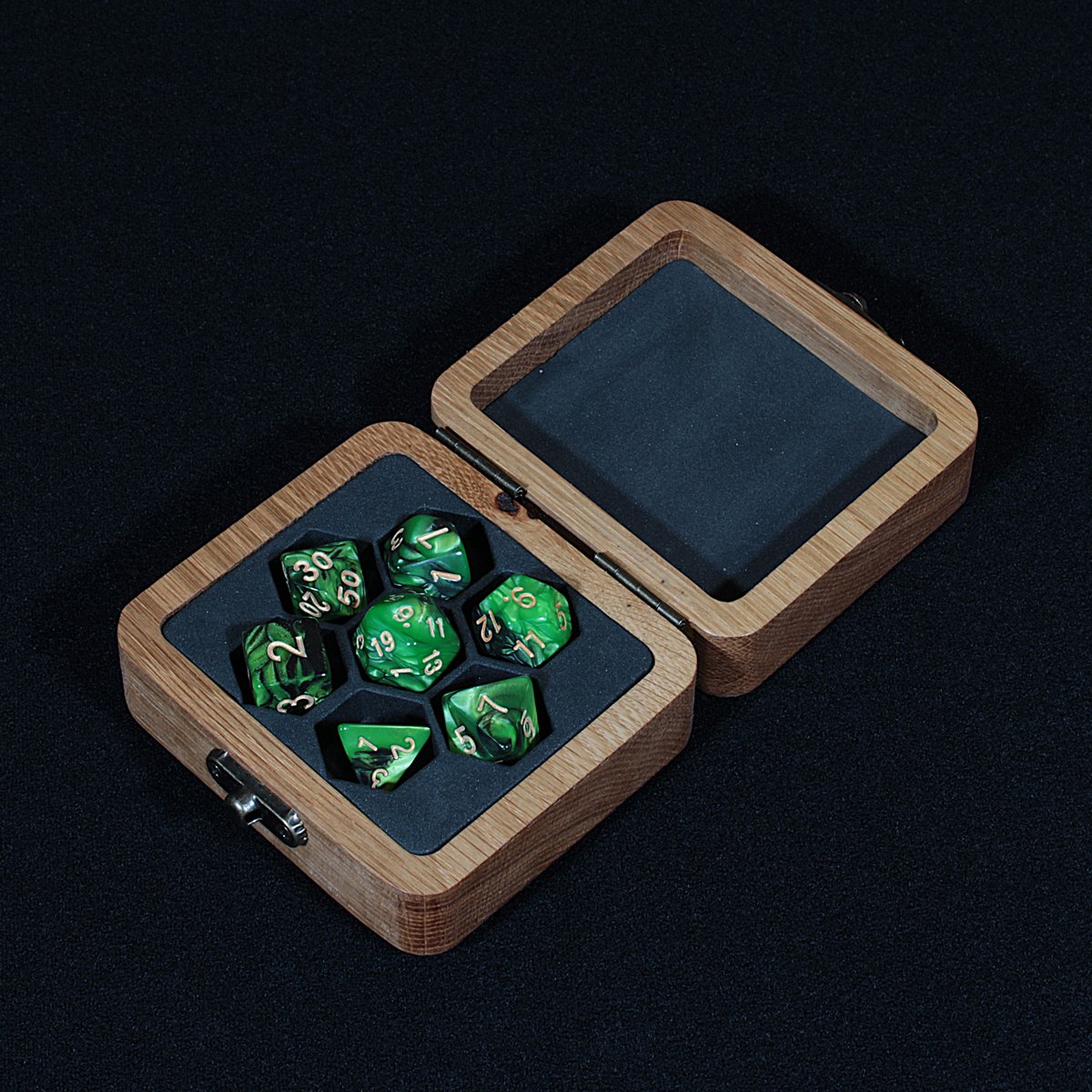 TheEnginarium's tweet image. Second style of dice box in solid oak. Will be running a batch of these off soon for the shop or available for custom order now through the website. Name, team, logo, whatever you want adding!

#dicebox #tabletopgaming #ttrpg #dnd #custom