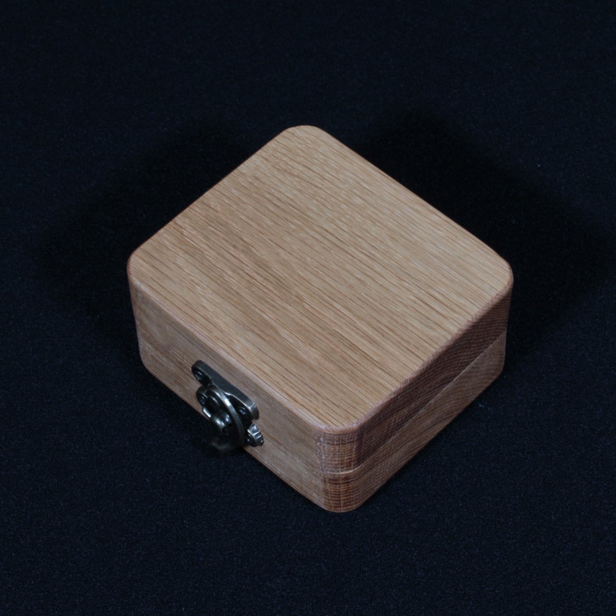 TheEnginarium's tweet image. Second style of dice box in solid oak. Will be running a batch of these off soon for the shop or available for custom order now through the website. Name, team, logo, whatever you want adding!

#dicebox #tabletopgaming #ttrpg #dnd #custom