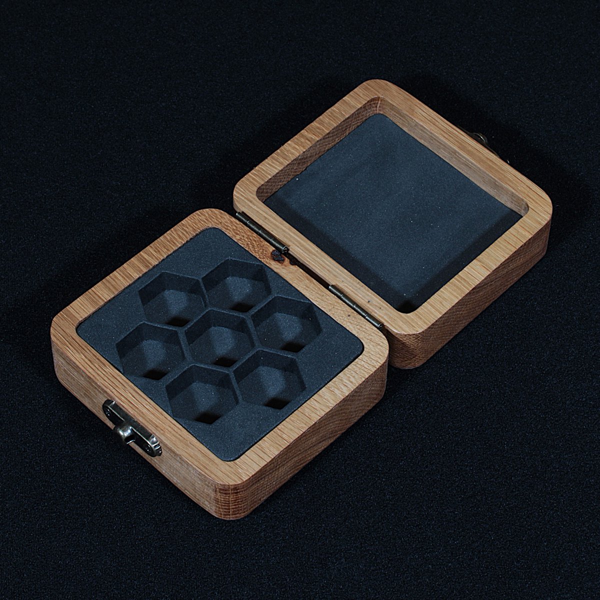 TheEnginarium's tweet image. Second style of dice box in solid oak. Will be running a batch of these off soon for the shop or available for custom order now through the website. Name, team, logo, whatever you want adding!

#dicebox #tabletopgaming #ttrpg #dnd #custom