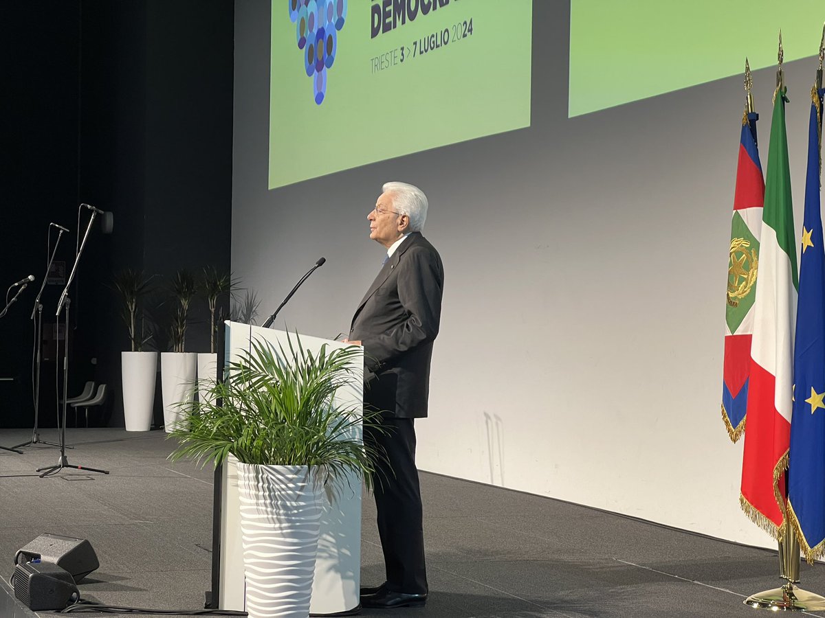 #Mattarella: Nel cambiamento d’epoca che ci è dato di vivere avvertiamo tutta la difficoltà e  un certo affanno nel funzionamento delle democrazie. 
Oggi constatiamo criticità inedite, che si aggiungono a problemi più antichi. La #democrazia non è mai conquistata per sempre