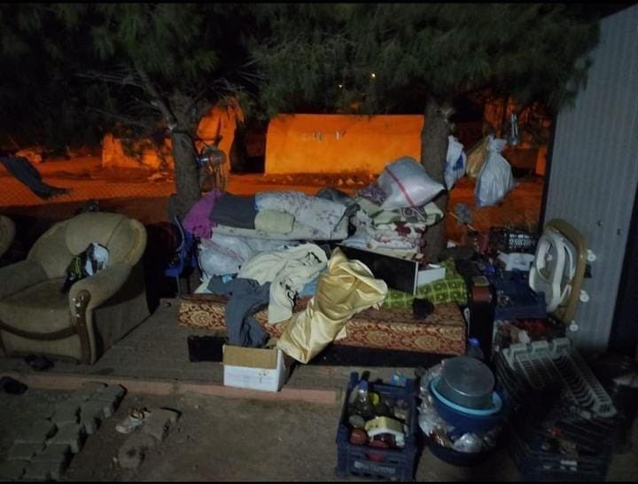 refugeeagency1's tweet photo. Irkçı vandallar, Kahramanmaraş depremlerinden bu yana çadırda yaşayan Suriyeli ailenin çadırını yakmaya çalıştı. https://t.co/AP61GnpN4A