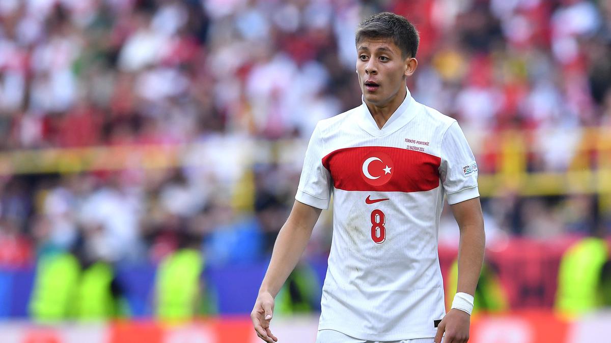 Die Türken haben gestern vor allem in der ersten Halbzeit das sonst so gefürchtete Pressing der Österreicher oft stark überspielt.

Einer der Schlüssel dazu war Arda Güler, der hinter Österreichs Mittelfeldreihe eine Anspielstation für die Innenverteidiger geboten hat 🧵