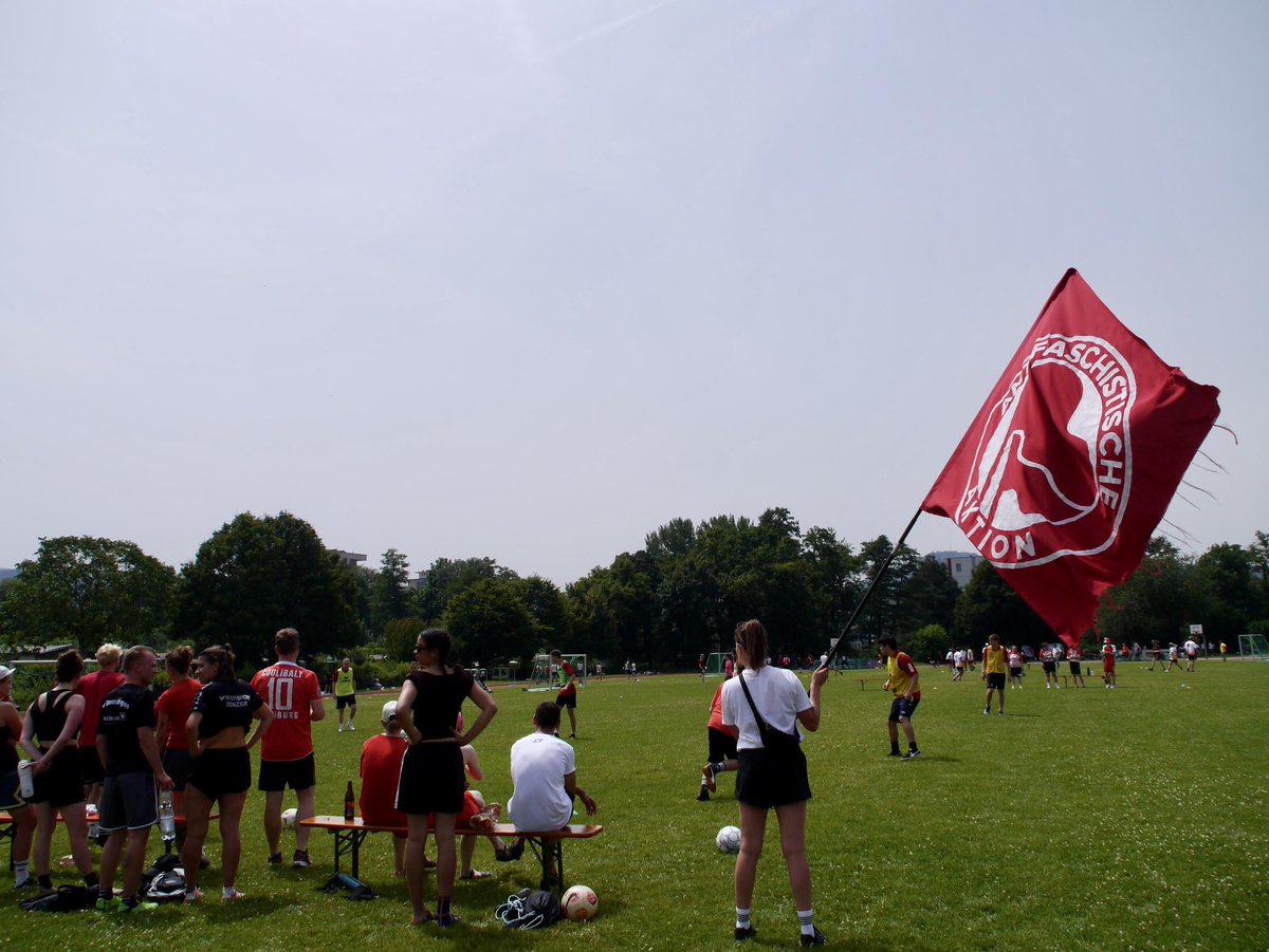 antifafreiburg's tweet image. 32 Teams haben letzten Samstag in 64 Spielen um den Pokal beim diesjährigen Kicken gegen Rechts in Freiburg gekämpft ⚽️