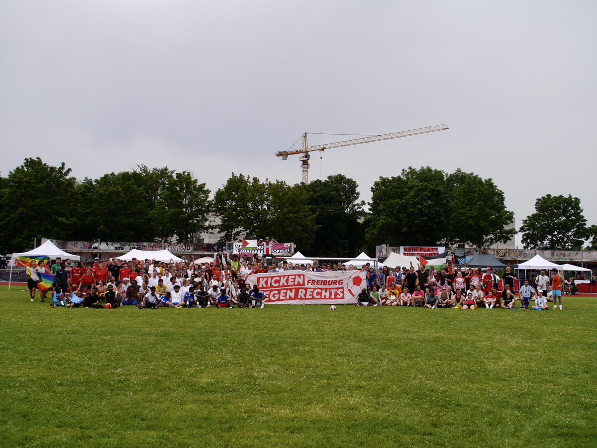 antifafreiburg's tweet image. 32 Teams haben letzten Samstag in 64 Spielen um den Pokal beim diesjährigen Kicken gegen Rechts in Freiburg gekämpft ⚽️